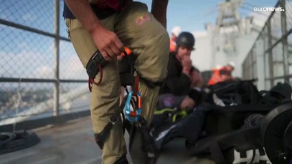 مغامرة تحبس الأنفاس.. أول رياضي في العالم يعبر مضيق البوسفور مشياً على الحبل