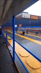 Navio chama atenção ao passar 'triscando' em travessia de balsas entre Santos e Guarujá