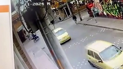 Ambulancia casi choca a taxi