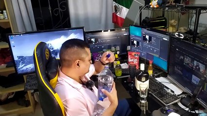 Tercera parte de la sesion en la oficina abriendo una botella de whisky para celebrar el 15 de sept.