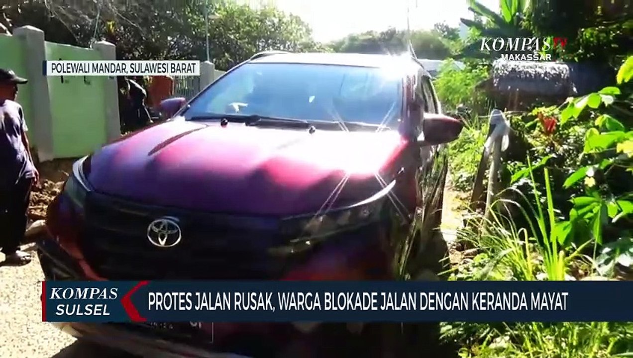 Protes Jalan Rusak, Warga Blokade Jalan Dengan Keranda Mayat
