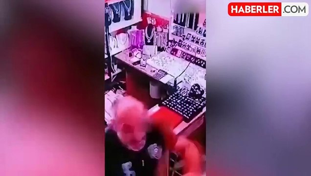 Polis yeleği giyen hırsızlık çetesi, takı satışı yapan kadını soydu