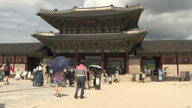 도심에서 추석 고궁 나들이...나들이객으로 '북적' / YTN