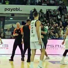 下载视频: Panathinaikos-Maccabi maçında skandal pankart! Ergin Ataman çılgına döndü