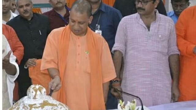 PM Modi Birthday: सीएम योगी ने मनाया पीएम मोदी का जन्मदिन, काटा 74 किलो लड्डू का केक