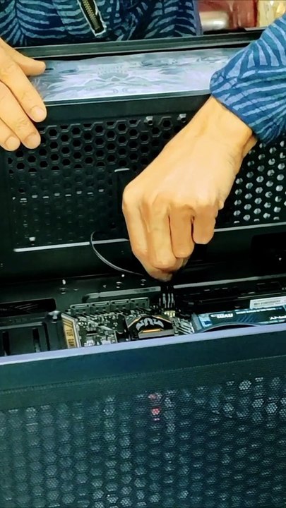 Unboxing & Installing my Custom PC! 04