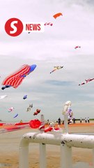 Tải video: Giant kites filled the sky of Klebang on Malaysia Day