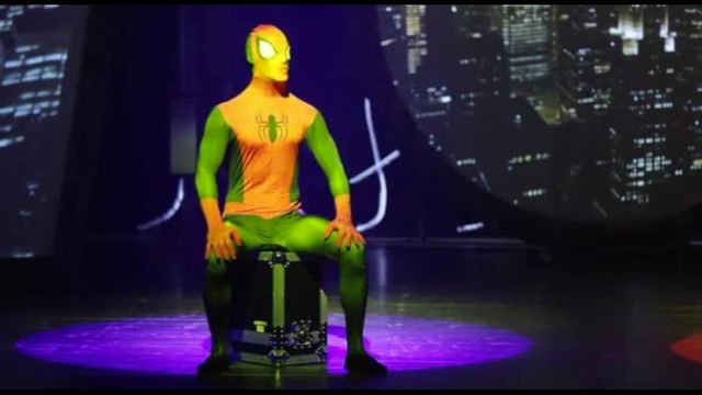 Alla ricerca dell'uomo ragno , 883 anche in teatro con Mauro Repetto