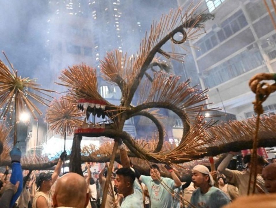 Tanzende drachen in hongkong: hunderte performer bei parade dabei