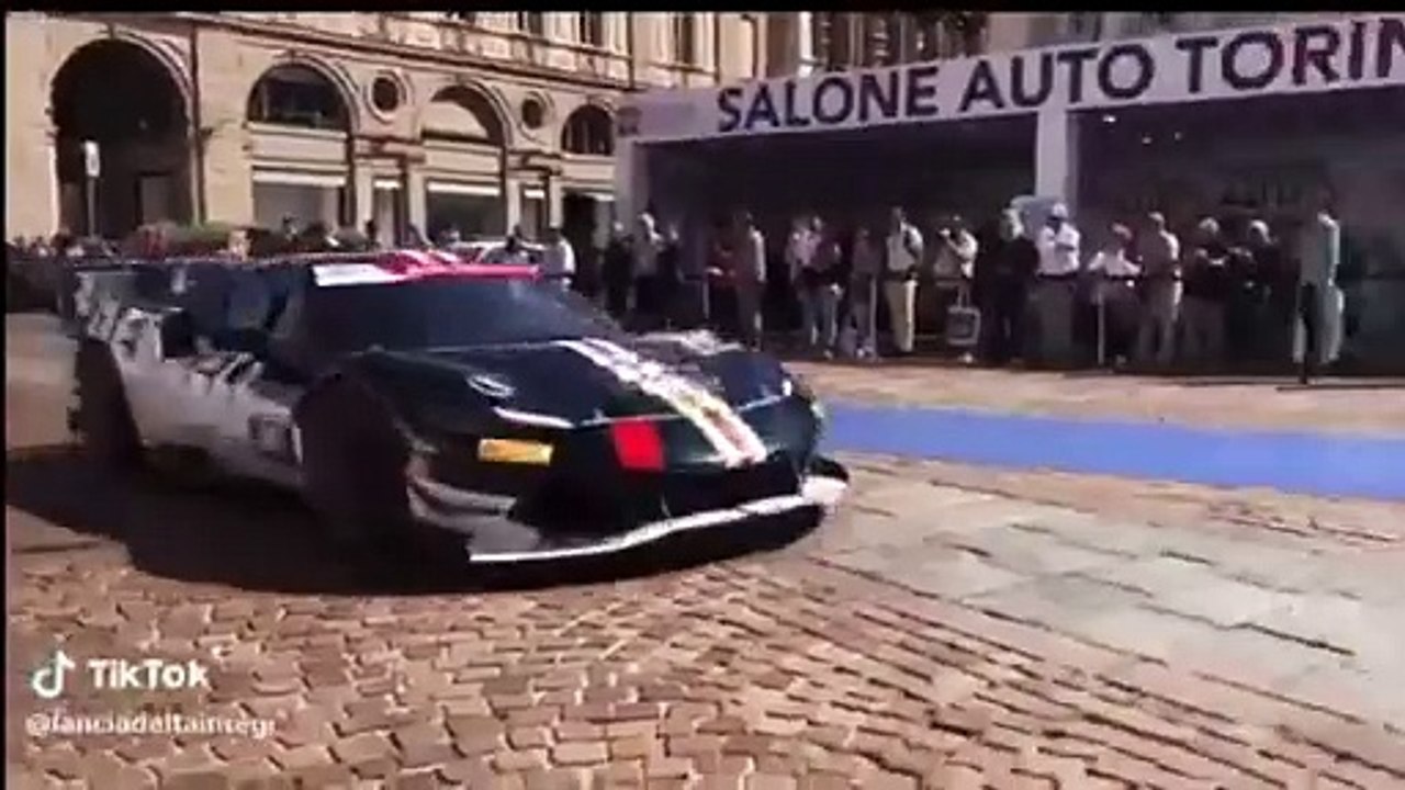 Salone dell'Auto, la Lancia Rally piomba sugli spettatori che riprendono lo show