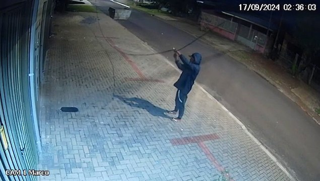 Câmeras de segurança flagram furto de cabos no bairro Santa Cruz