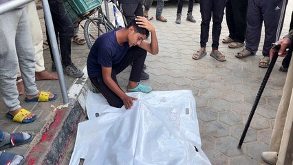 فلسطينيون يودعون ذويهم في مستشفى بوسط غزة