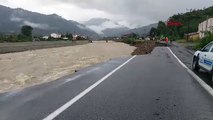 Sağanak yağış Karadeniz'i vurdu; Artvin-Hopa karayolu çöktü