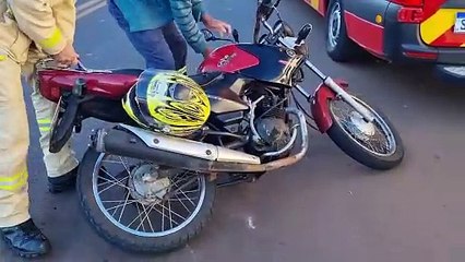 Download Video: Motociclista e pedestre ficam feridos após atropelamento na Avenida Tito Muffato