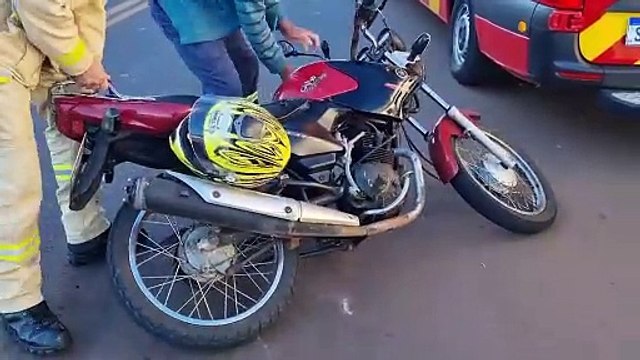 Motociclista e pedestre ficam feridos após atropelamento na Avenida Tito Muffato