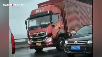 Çin'deki tayfunda bir kişi tırını tayfuna karşı böyle tuttu