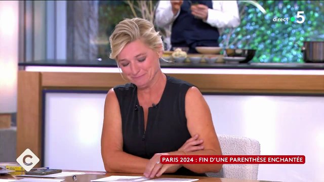 Teddy Riner se dit honoré de s'être fait réajuster sa cravatte par Emmanuel Macron dans C à vous