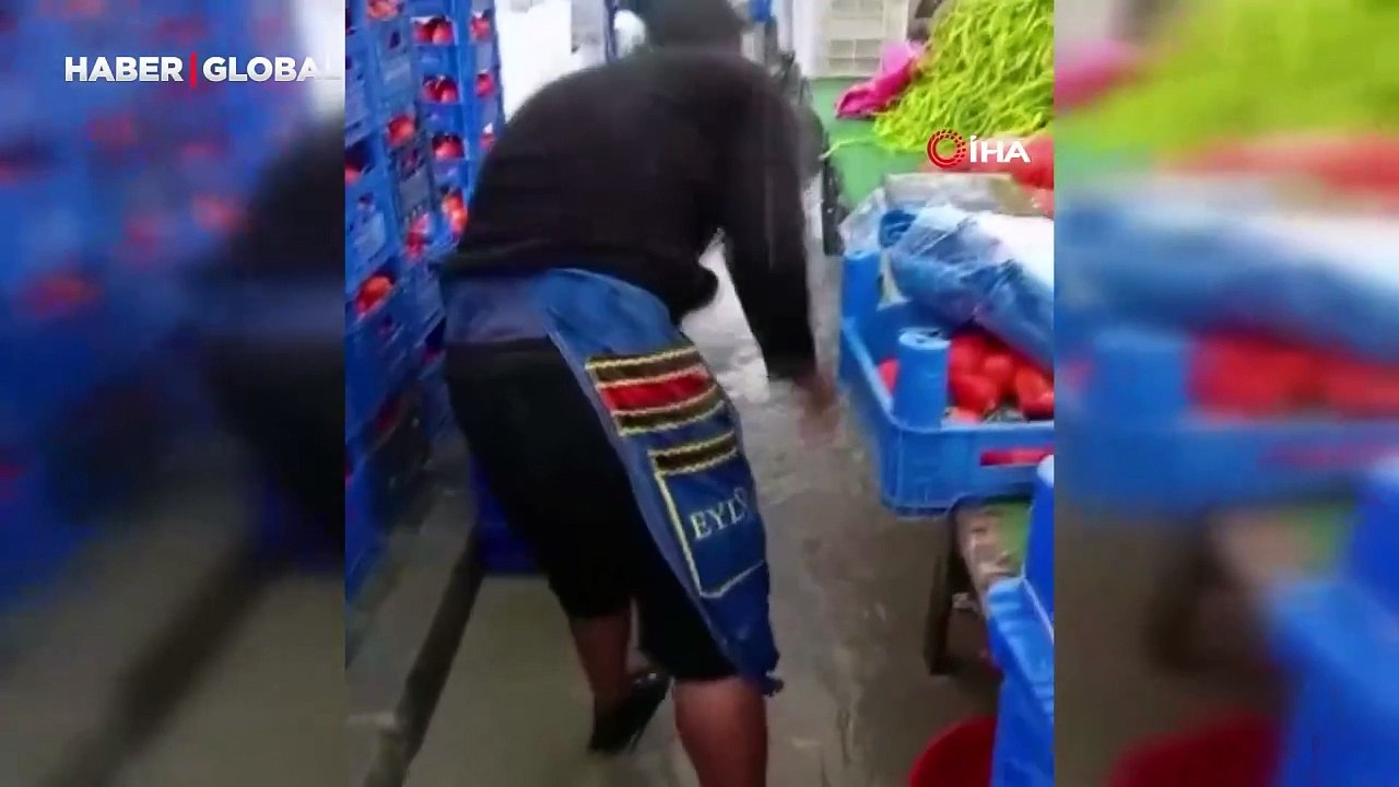 Kısa süreli sağanak pazarcıları vurdu: Bir vatandaştan ilginç hareket