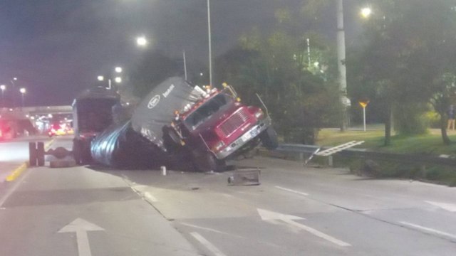 Trancón en la Autopista Norte por accidente de un camión: rutas alternas