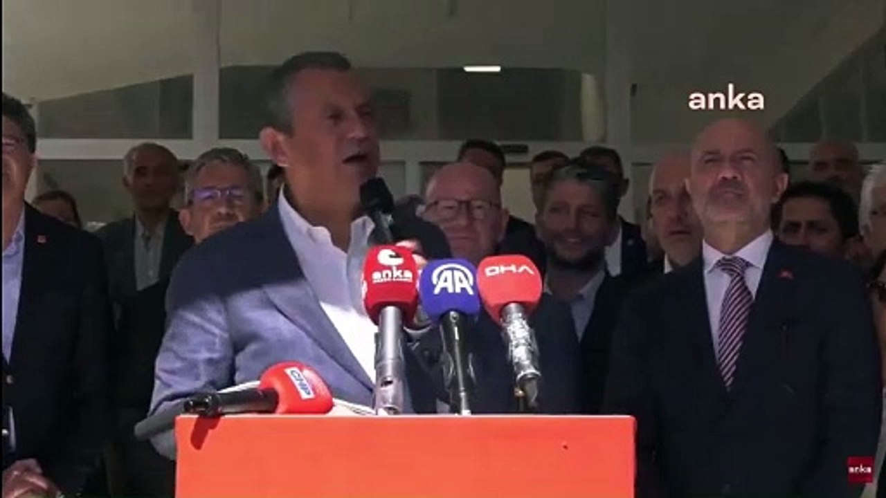 Özgür Özel'in konuşmasında alkış koptu