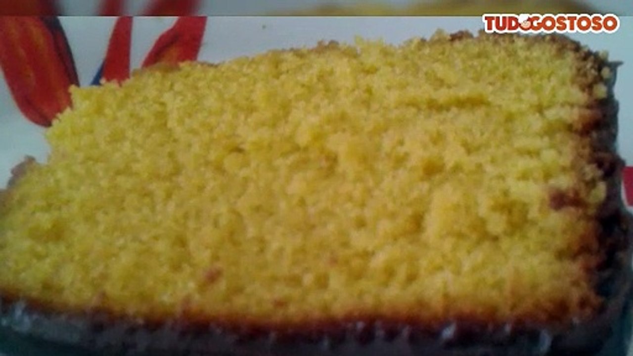 Bolo fofinho de cenoura com chocolate