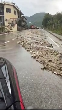 Maltempo, a Gragnano detriti in strada bloccano la statale per Agerola