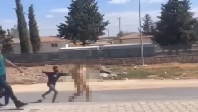 Sokakta çıplak dolaşan kişiyi dövüp polise teslim ettiler