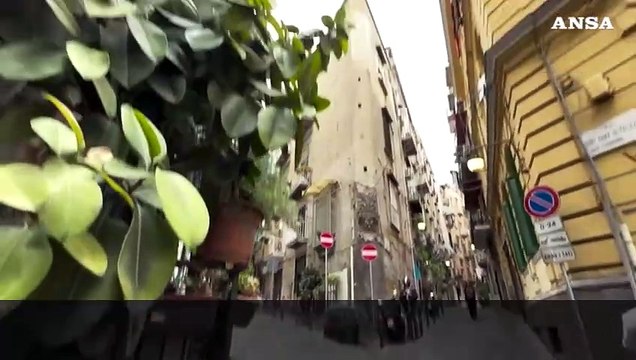 Turista morta a Napoli, fiori sul luogo dell'incidente
