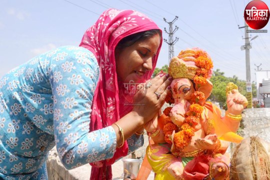 Watch Video : बप्पा की विदाई पर नम हुई आंखे, कान में बताई मनोकामना...