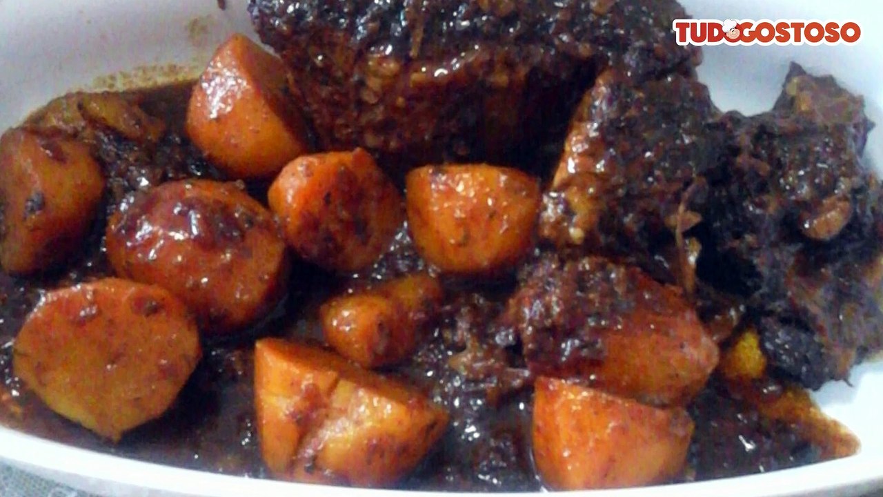 Carne assada com batatas douradas