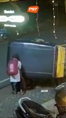 Jovem vê mãe ser atropelada e levanta veículo com as mãos para salvá-la