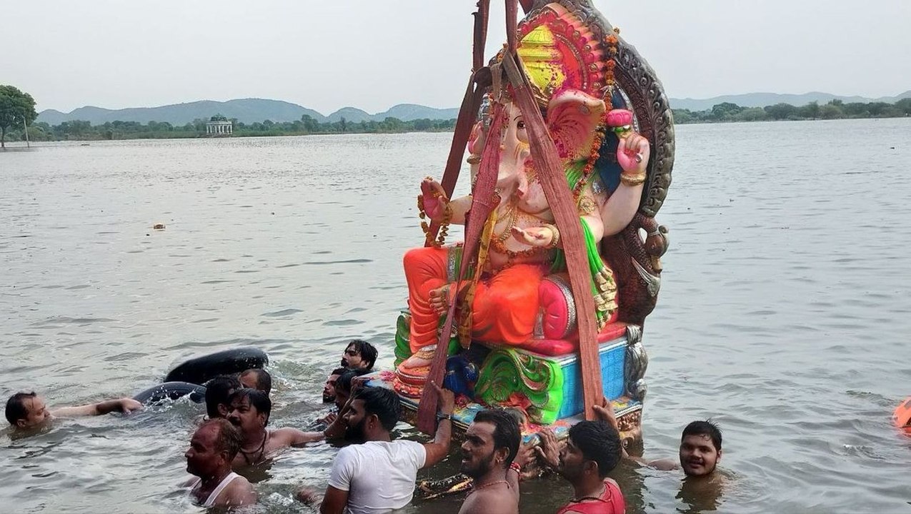 गणपति बप्पा को विदा करने उमड़ी भीड़, जयकारों के...