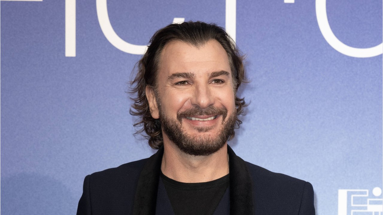 GALA VIDEO - PHOTO - Michaël Youn la boule à zéro, il dévoile son nouveau look : “Qu’est-ce qu’on ferait pas…”