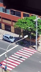 VÍDEO: Homens discutem no trânsito e trocam socos entre si; veja