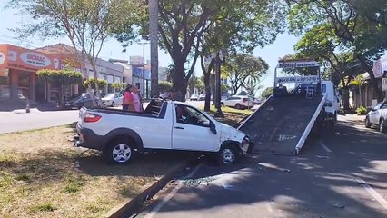 Condutor fica ferido após colisão e tombamento de veículo na avenida Celso Garcia Cid