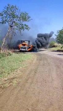 Incêndio consome caminhão na PR-482 entre Maria Helena e Nova Olímpia