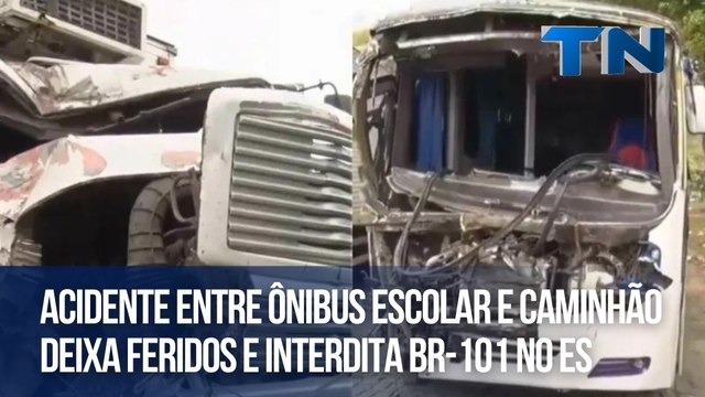Acidente entre ônibus escolar e caminhão deixa feridos e interdita BR-101 no ES