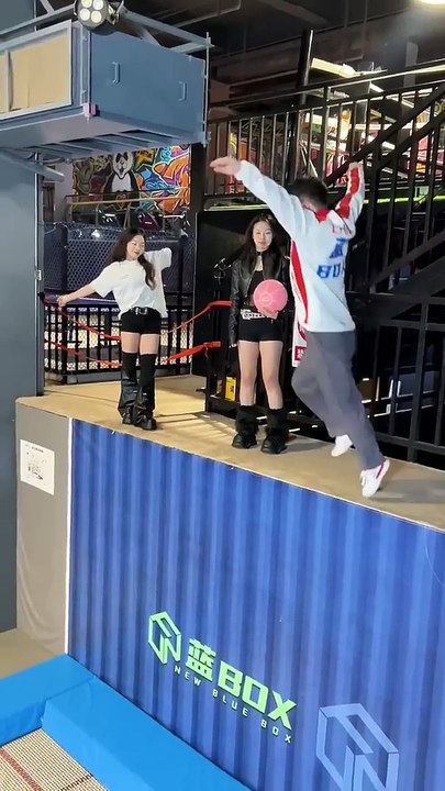 Show a little strength and you will be the ceiling of the trampoline. Douyin Internet celebrity.