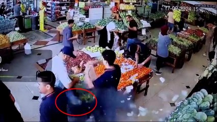 El momento en que uno de los 'buscas' usados por Hizbulá explota en un mercado de Beirut