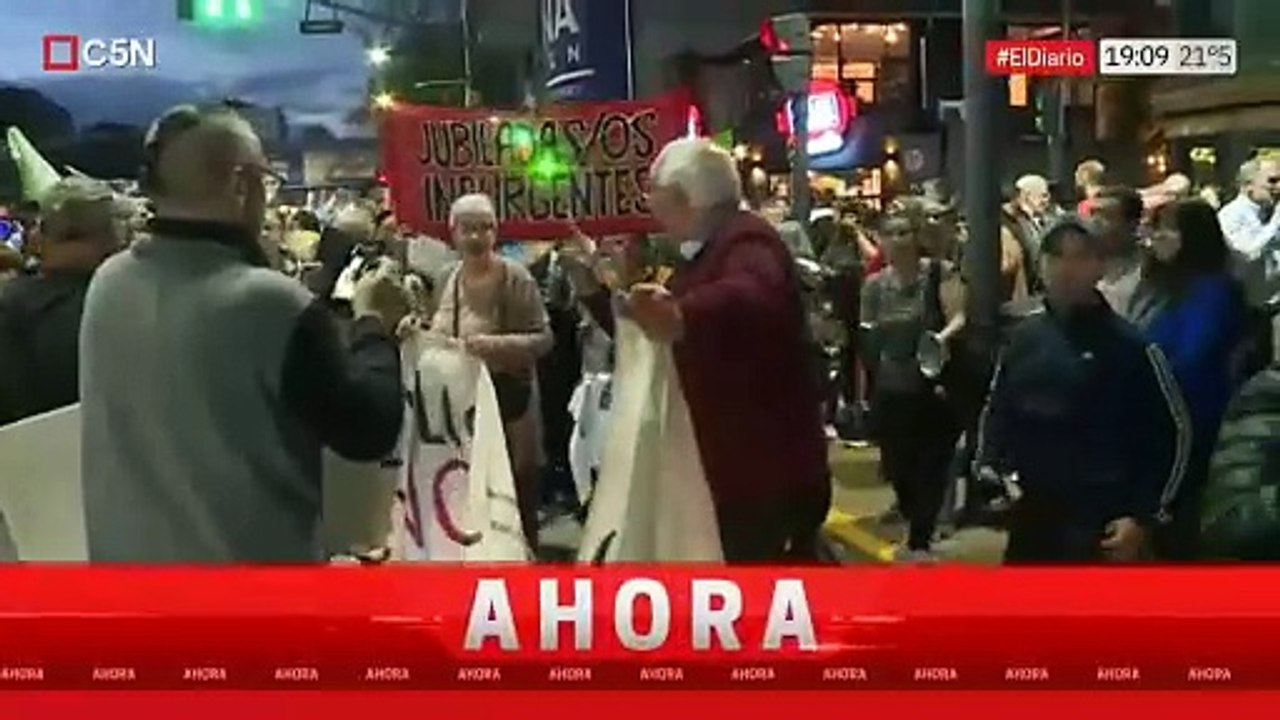 Jubilados protestaron frente a la Quinta de Olivos contra Javier Milei