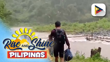 Guro, sinuong ang ulan at rumaragasang tubig sa ilog para mapuntahan ang mga estudyante sa Negros Occidental
