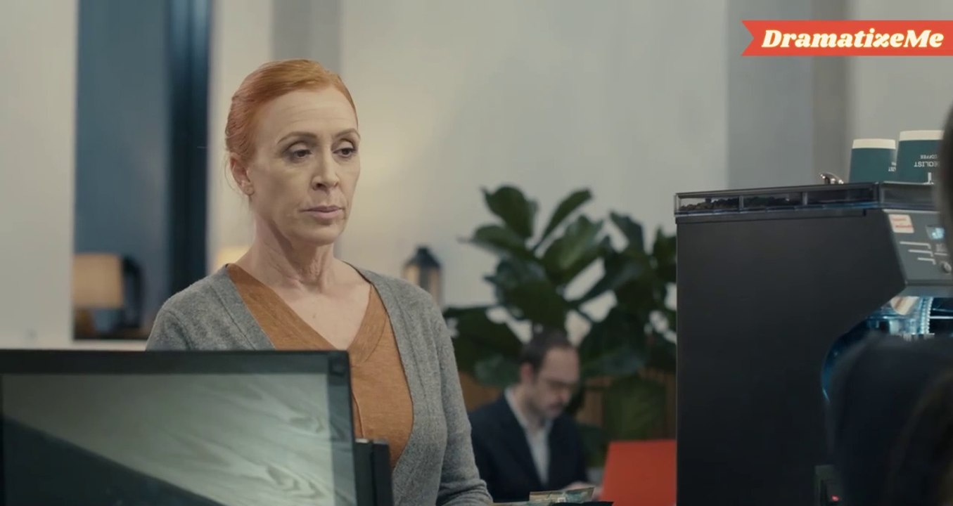 Una arrogante mujer humilla a una camarera inmi...
