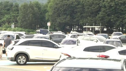 일상 복귀 앞두고 귀경길 정체...고속도로 휴게소 북적 / YTN