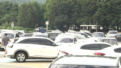 일상 복귀 앞두고 귀경길 정체...고속도로 휴게소 '북적' / YTN