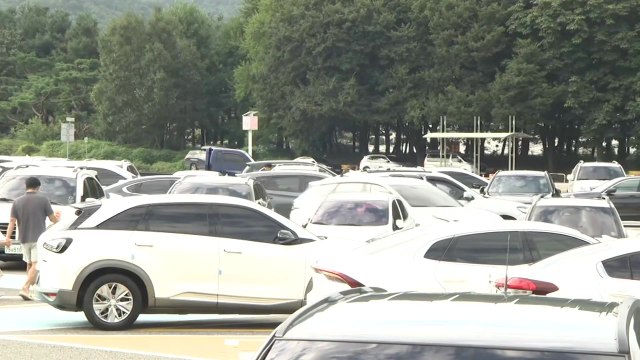 일상 복귀 앞두고 귀경길 정체...고속도로 휴게소 '북적' / YTN