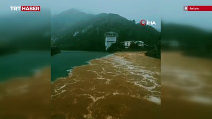 Borçka'da taşan dereler Çoruh Nehri'yle buluştu