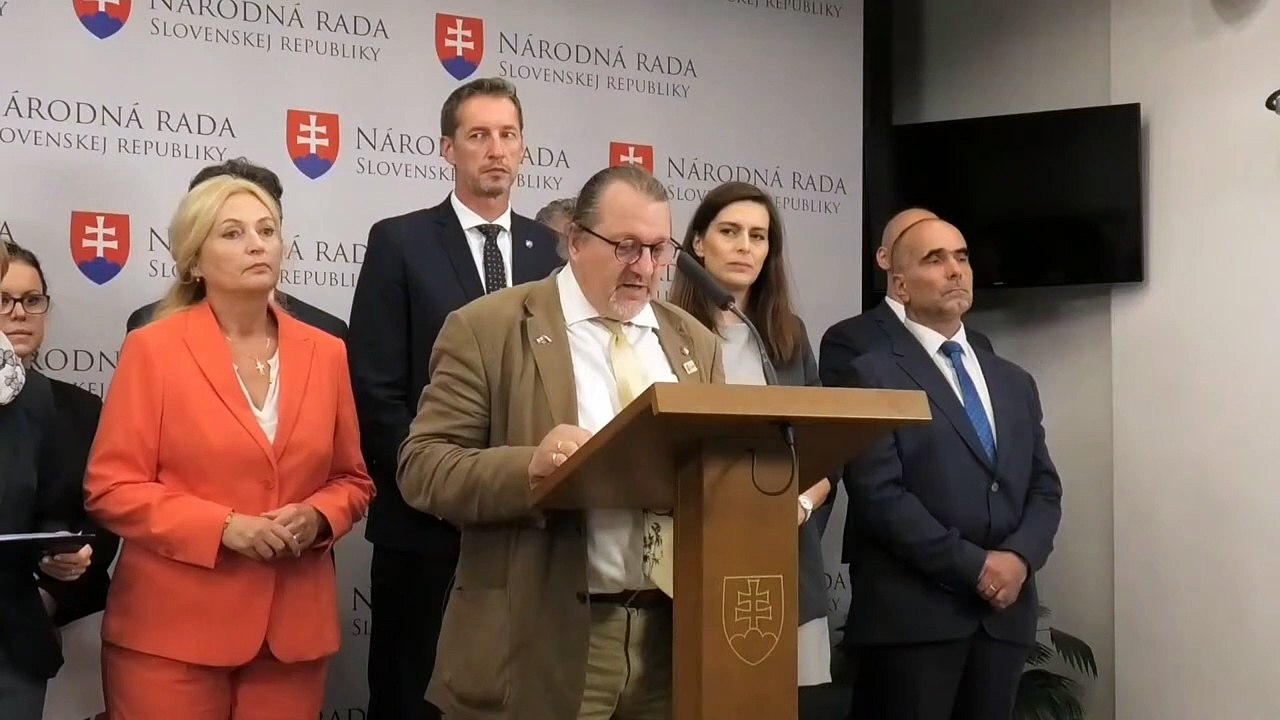 ZÁZNAM: KDH vníma odvolanie Šimečku ako pošliapanie demokracie
