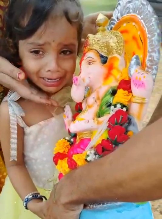 गणेश की प्रतिमा से लिपट कर फूट फूट कर रोने लगी मासूम बच्ची