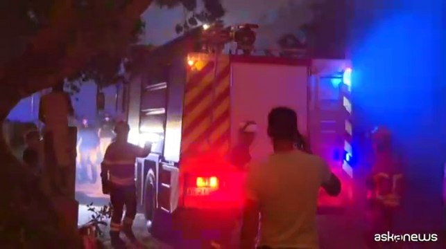 Incendi in Portogallo, la foresta in fiamme che circonda Veiga