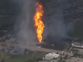 Gas-Pipeline brennt lichterloh: Wohnviertel evakuiert